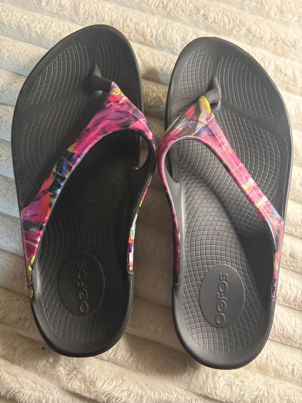 OOFOS Black Flip Sandals with Pink Floral Straps - Picture 2 of 4